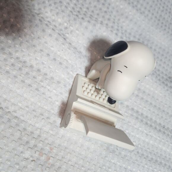 HALLMARK PEANUTS SNOOPY AT TYPEWRITER COLLECTIBLE CELL PHONE HOLDER - Picture 2 of 8